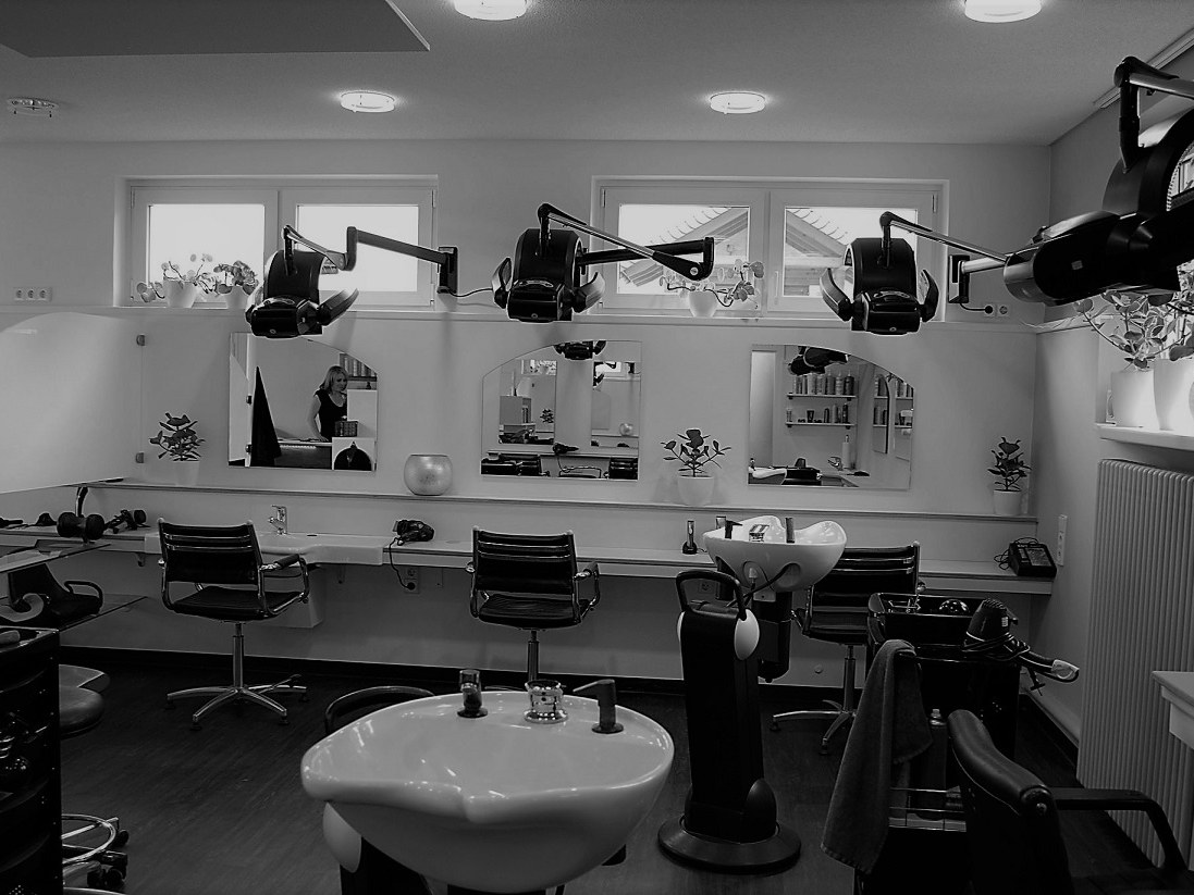 Blick in den Salon Manger: Bedienplätze mit Spiegeln, Trockenhauben und Waschbecken