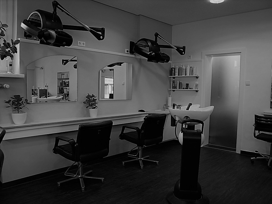 Blick auf die Bedienplätze und den Waschbereich im Salon Manger