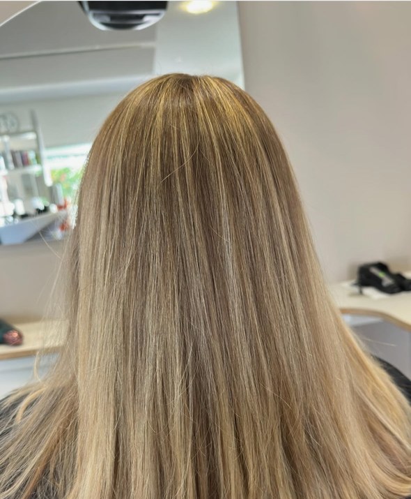 Nachher: durchgehend helles Blond mit frisch geschnittenen Längen