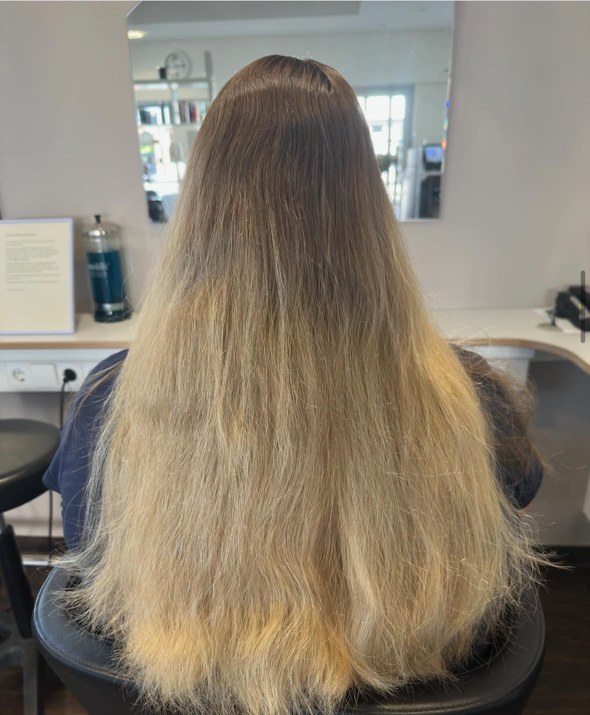 Vorher: langes Blond mit nachgewachsenem dunklem Ansatz