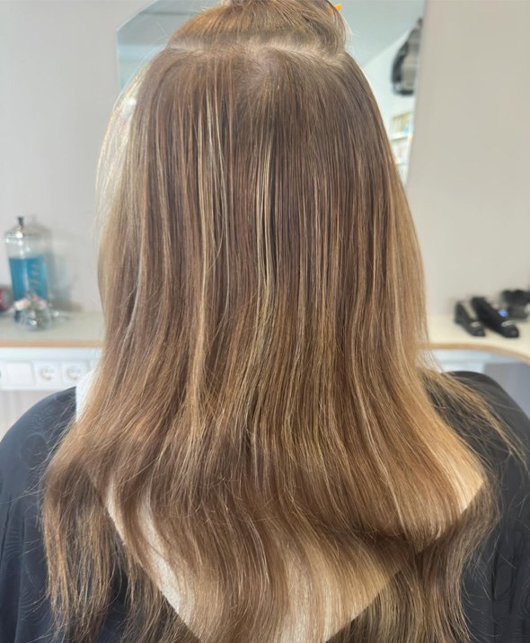 Vorher: Blond mit warmem Gelbstich und dunklerem Ansatz