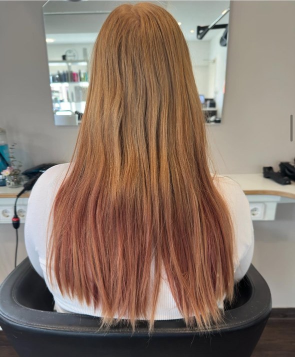 Vorher: lange, kupferrote Haare mit ausgedünnten Spitzen