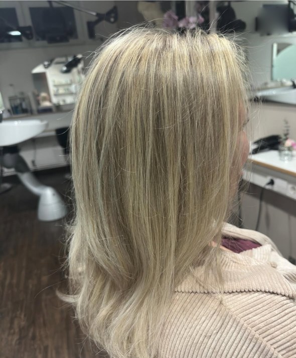 Nachher: deutlich helleres, kühleres Blond