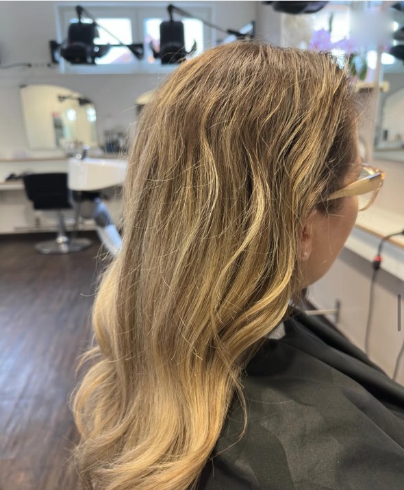 Vorher: goldblonde, gewellte Längen